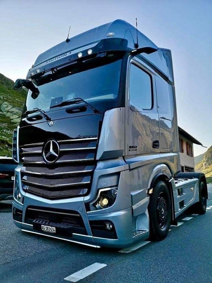 A snowy Mercedes Actros MP5 : r/Truckers